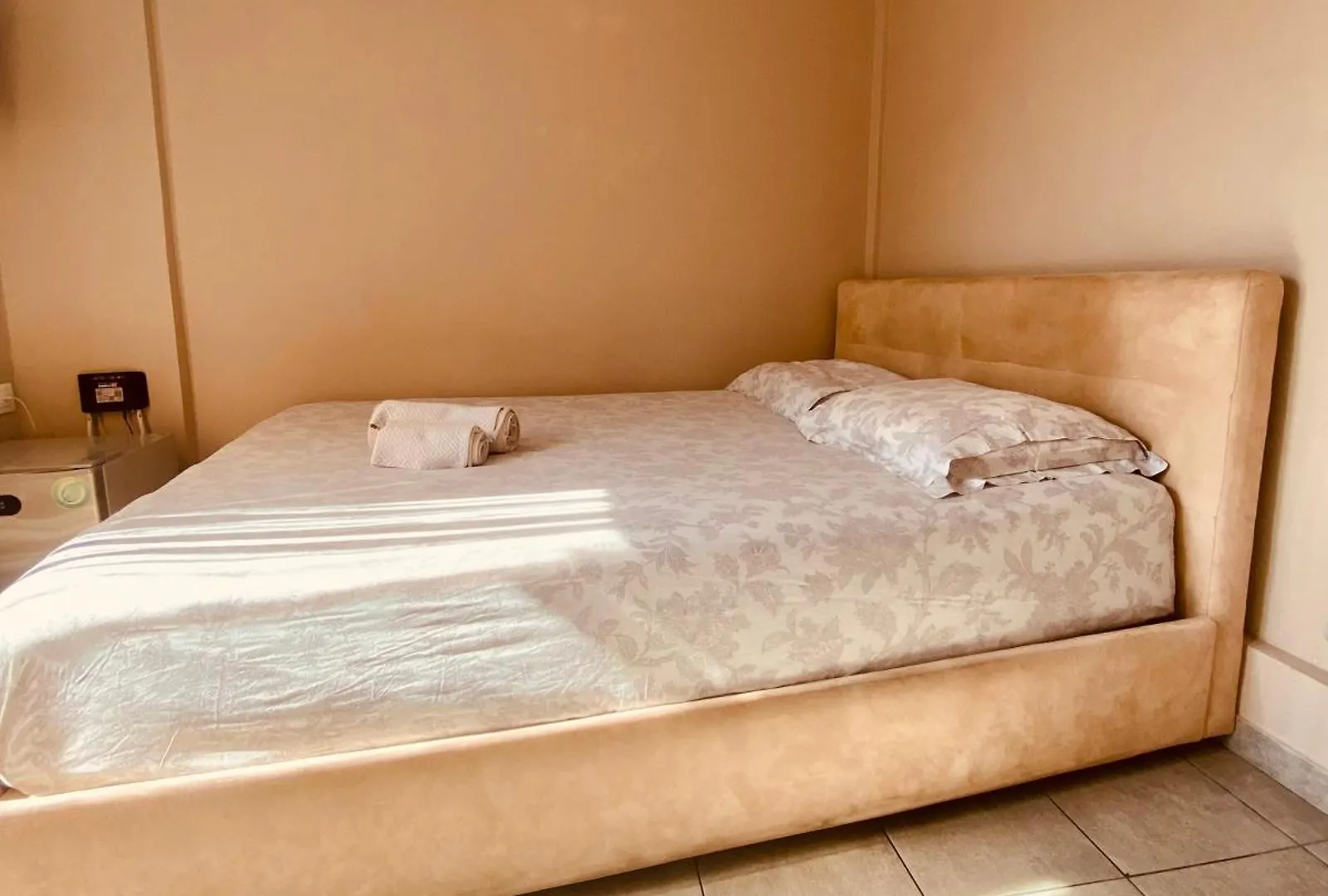Elegant Studio In The Center Of City. contacts